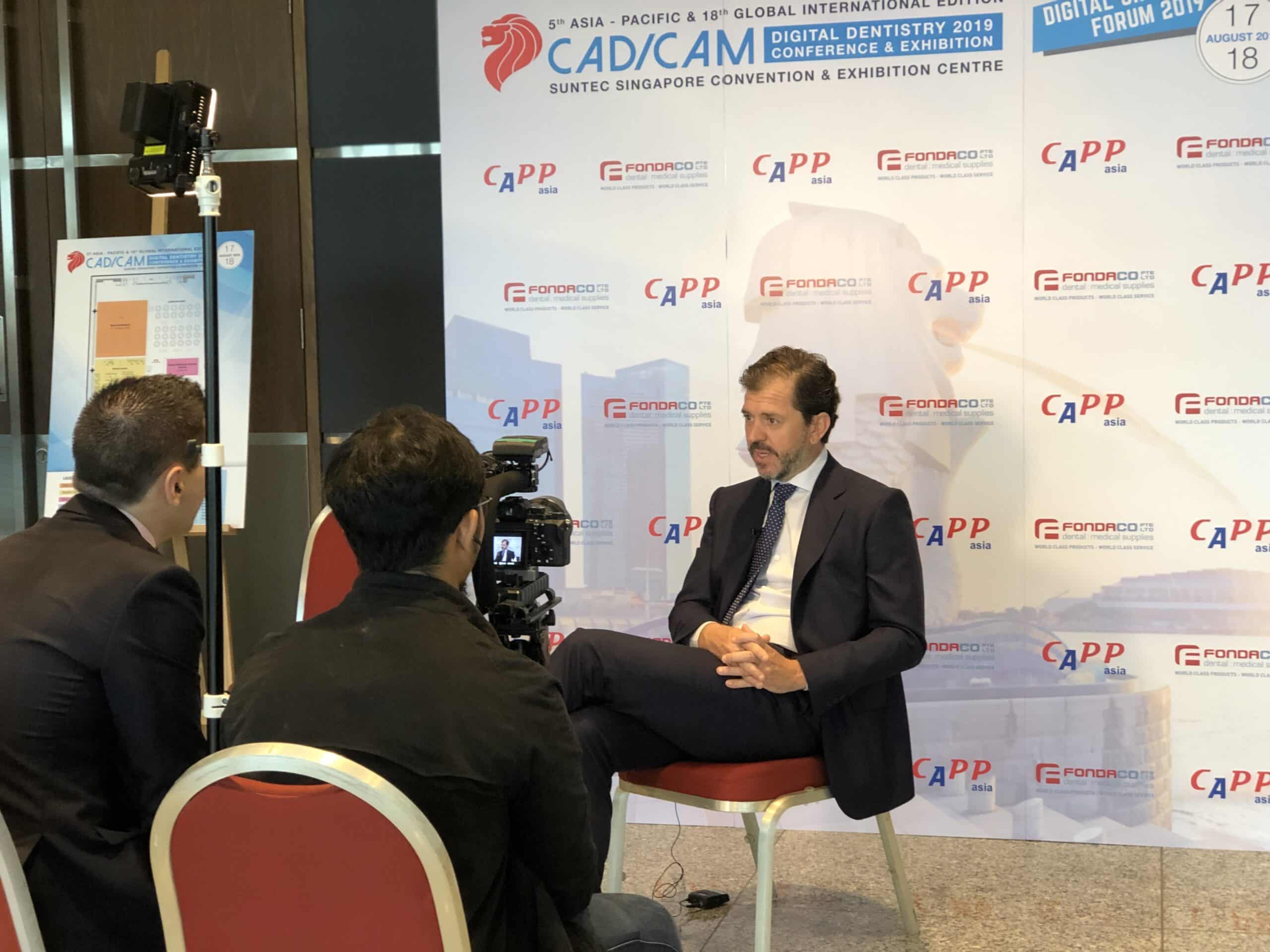Entrevista a especialista en implantología digital en congreso internacional