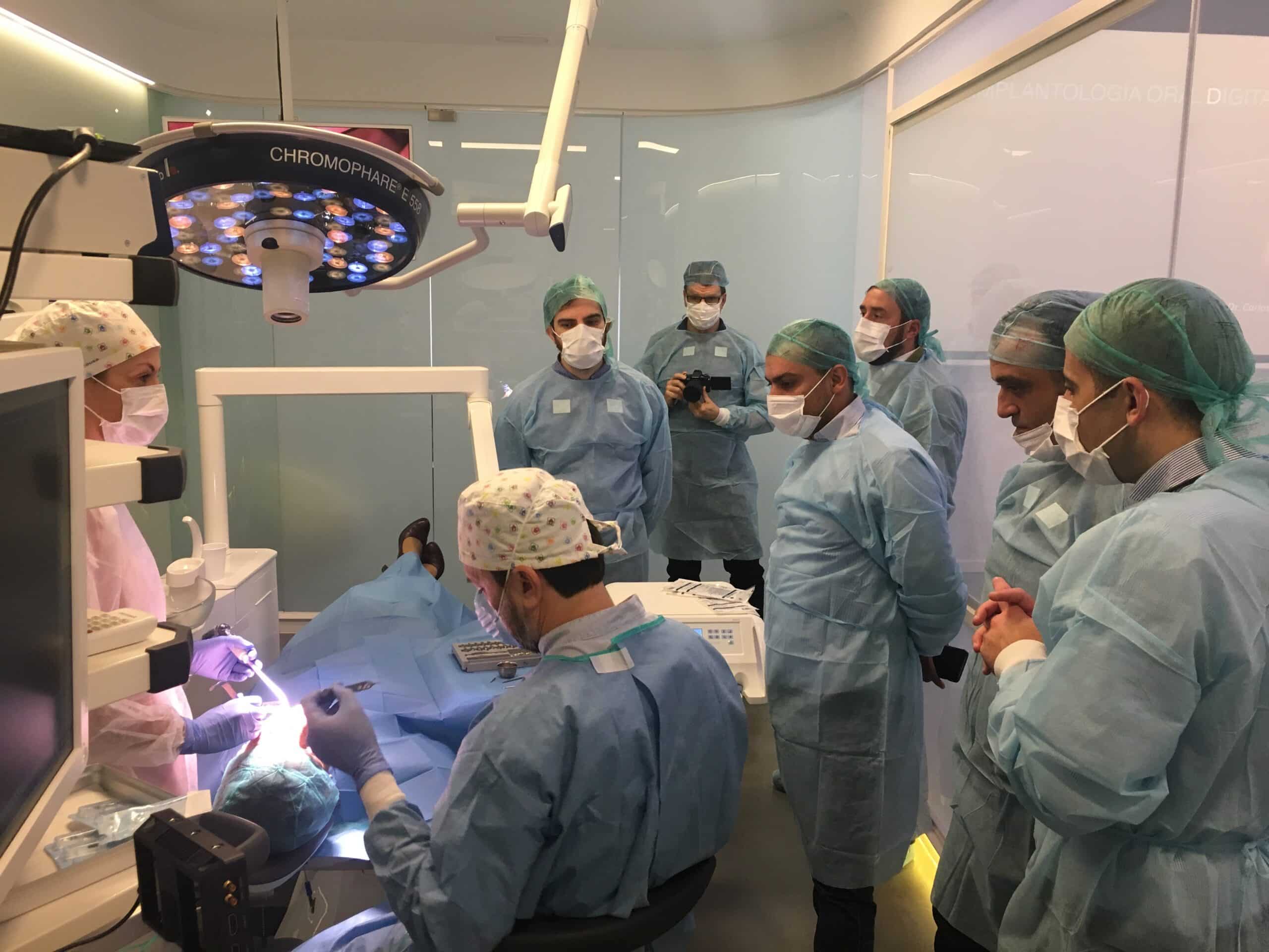 Cirugía guiada de implantes dentales con equipo médico especializado