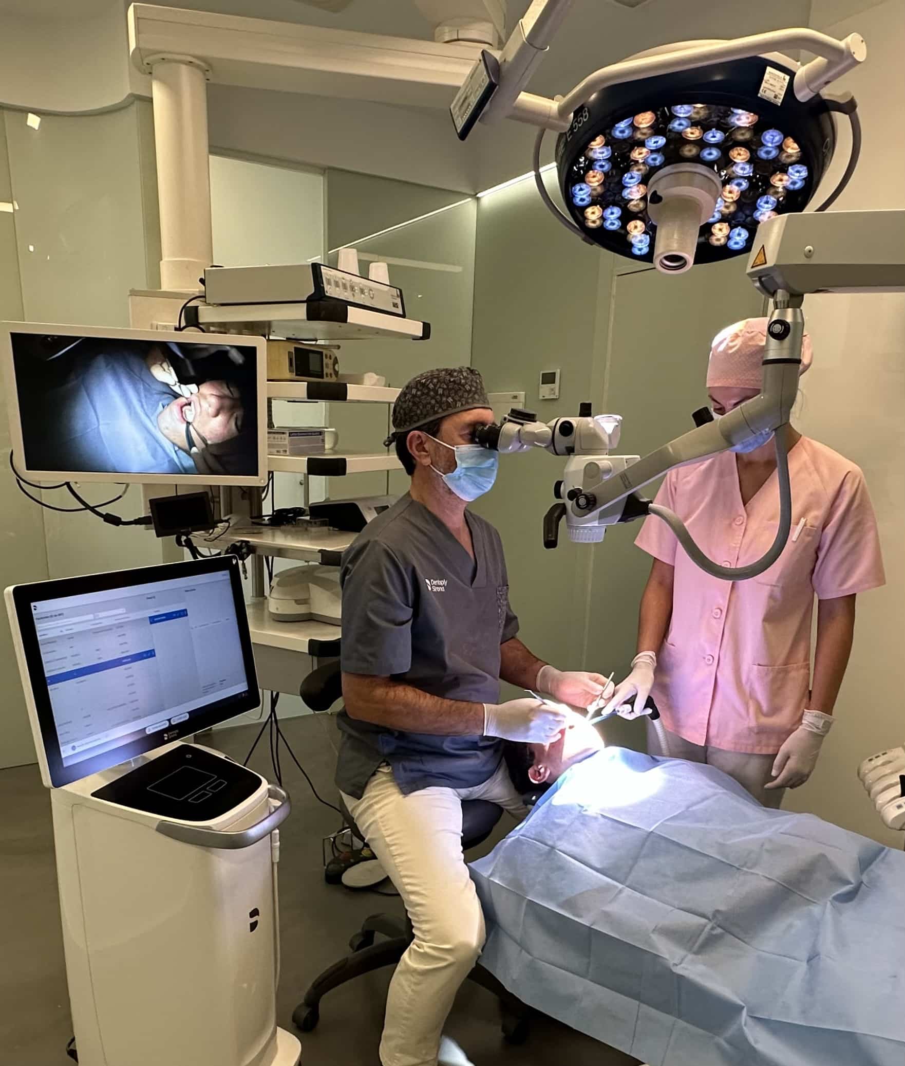 Cirugía de implantología digital con microscopio y tecnología avanzada en clínica dental